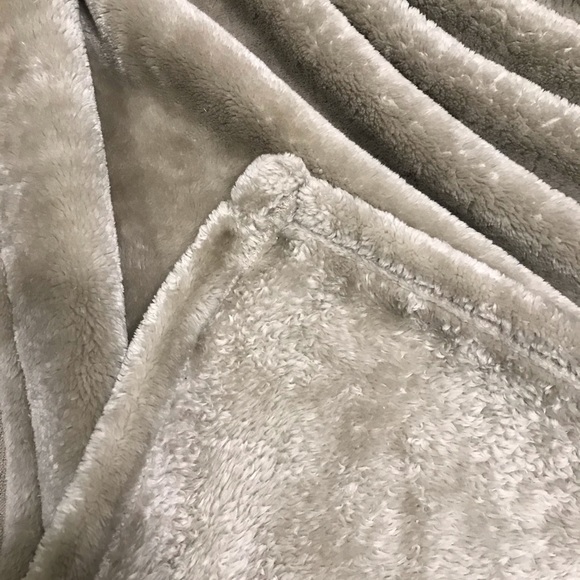 🍁Donated Luxurious champagne plushie blankie🍁 - Picture 7 of 17